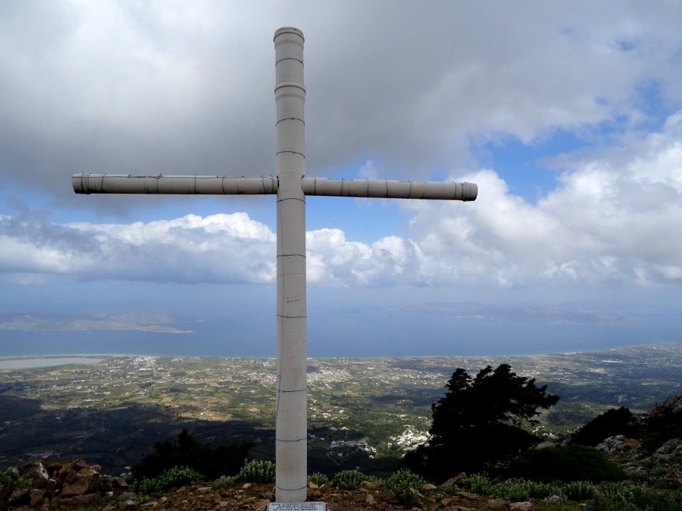 La croix sur le mont Dikeos, au sommet de l'île de Kos, vu… 