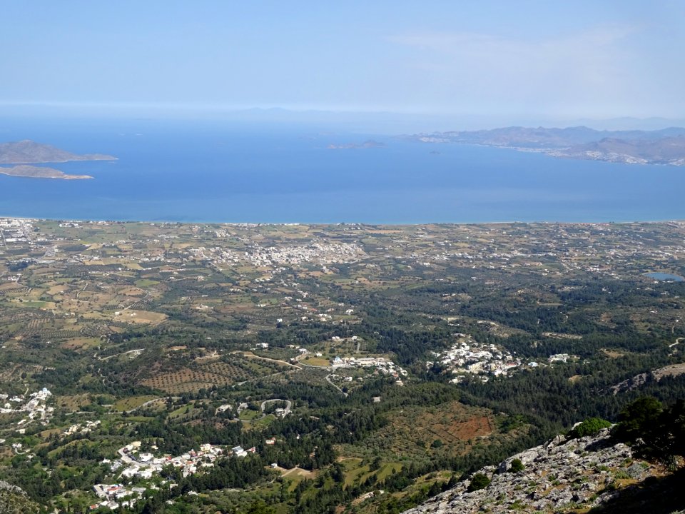 Vue vers le village de Zipari, la mer et la côte de la Tur… 