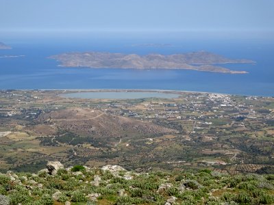 Aliki Tigaki, lac salé, île de Pserimos, depuis le Mont Di… 