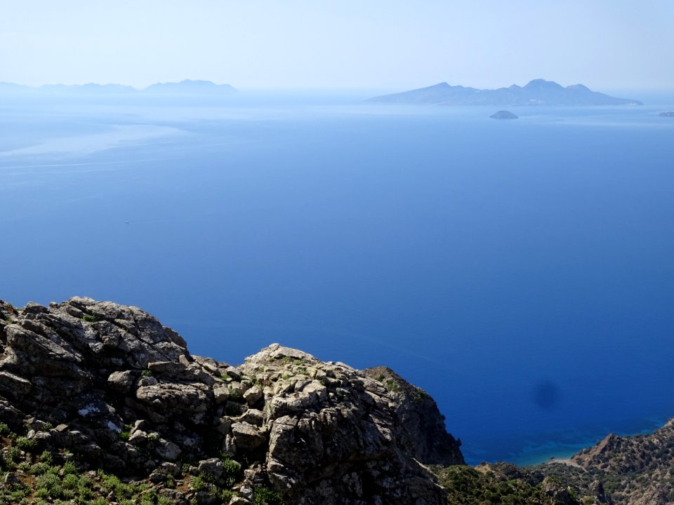 La mer et l'île de Nisiros, vues depuis le Mont Dikeos, so… 