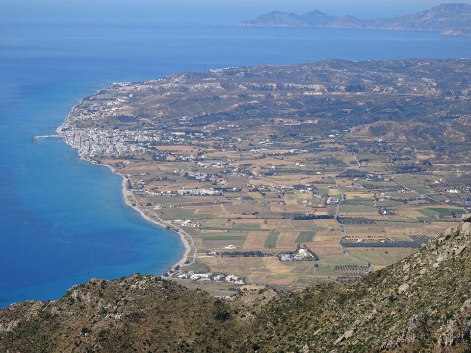 La ville balnéaire de Kardamena, vue depuis le mont Dikeos… 