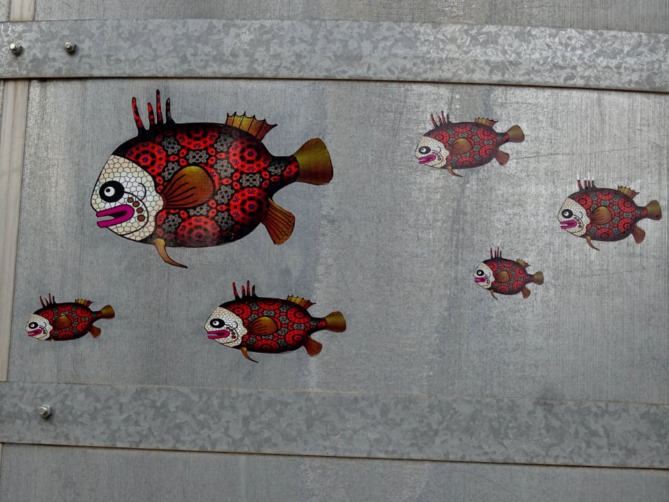 Des poisson peints sur une énorme citerne métallique, rése… 