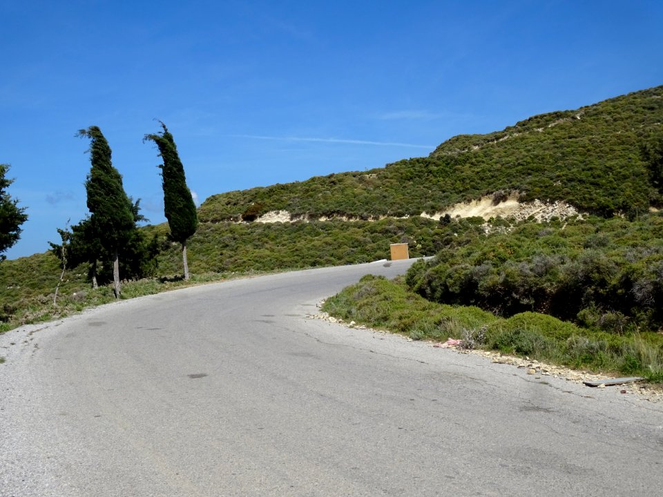 Les lacets de la route qui monte à Zia depuis Asclépiéion 
