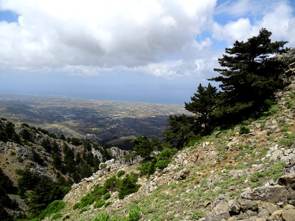 En regardant vers le Nord-Ouest depuis le Mont Dikeos, île… 