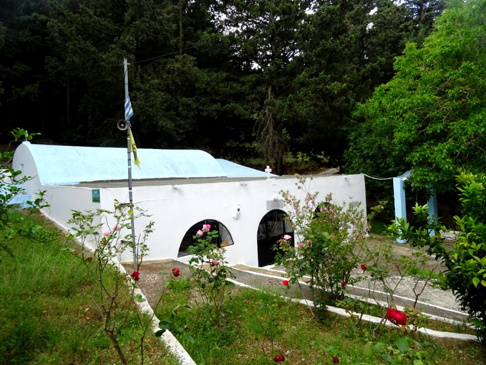 La petite chapelle semi-enterrée sur la route forestière e… 