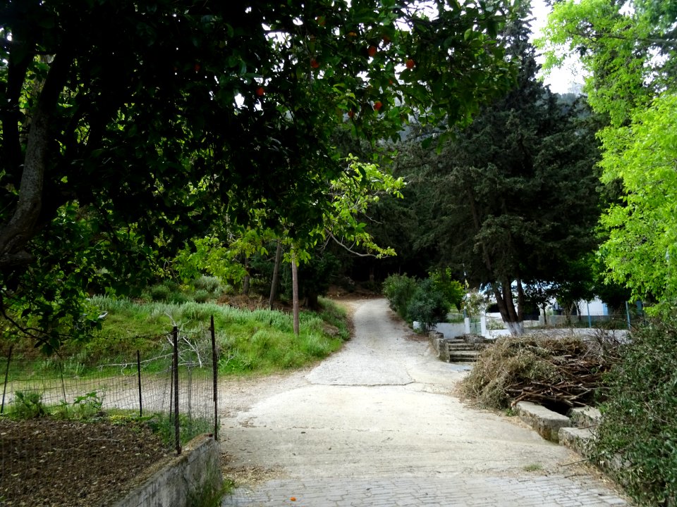 La petite chapelle semi-enterrée sur la route forestière e… 