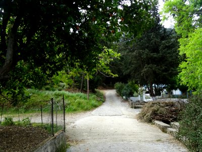 La petite chapelle semi-enterrée sur la route forestière e… 