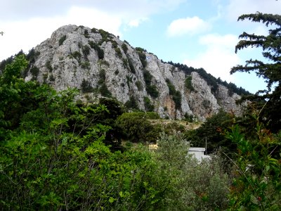 Drapeau grec peint sur la falaise 