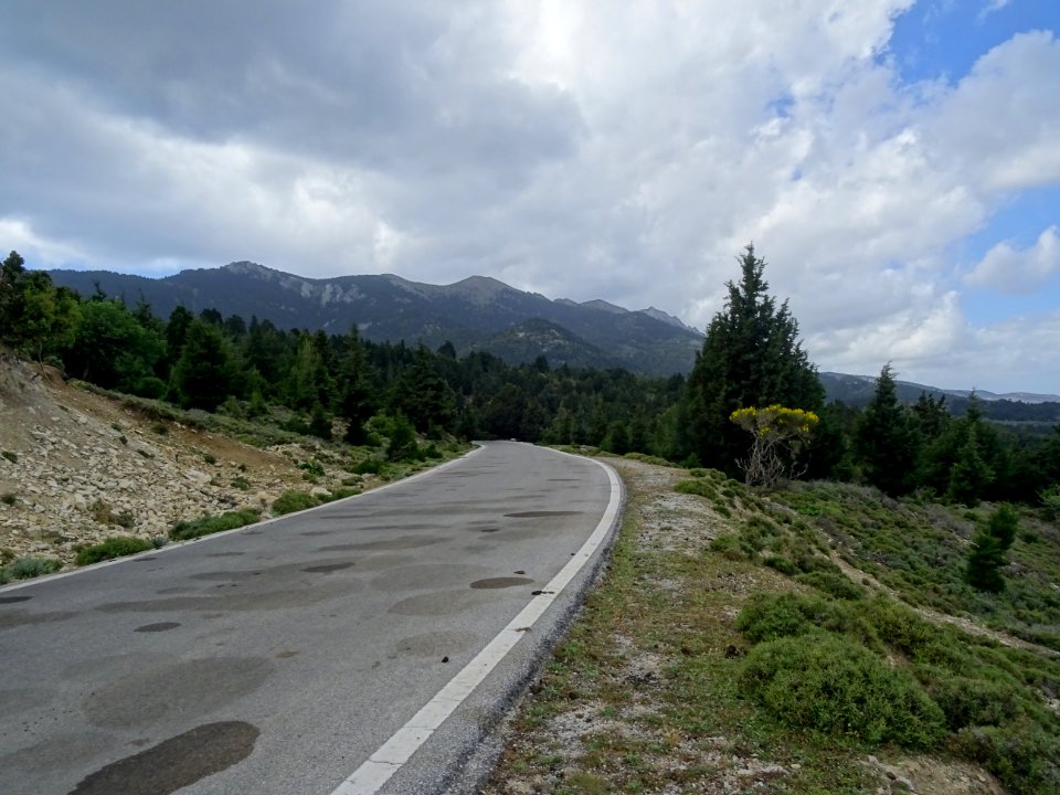 Route en montant vers Zia et le Mont Dikeos 
