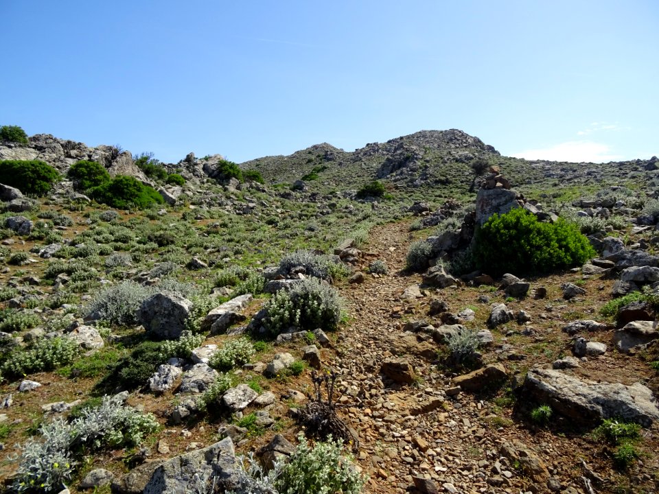 Le sentier vers le mont Dikeos ou Dikaios, sommet de l'île… 