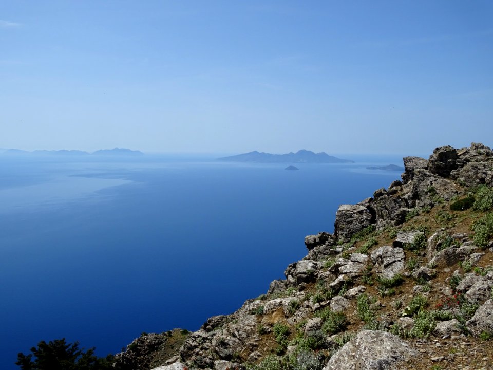 Vue sur la mer et l'île de Nisiros, depuis le mont Dikeos,… 