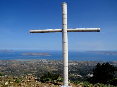 La croix au sommet du Mont Dikeos, vue vers le lac salé A… | Flickr