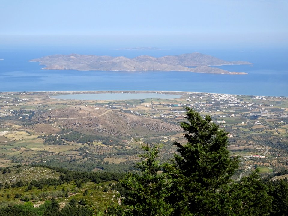 Lac salé, village de Tigaki, en face l'ile grecque de Pser… 