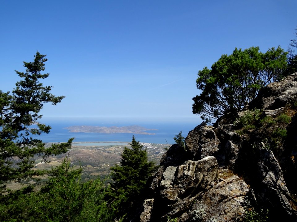 Depuis le mont Dikeos, vue vers le lac salé, le village de… 