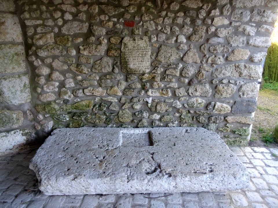 Pierre creusée, extérieure de l'église Saint Roch, Saint-L… 