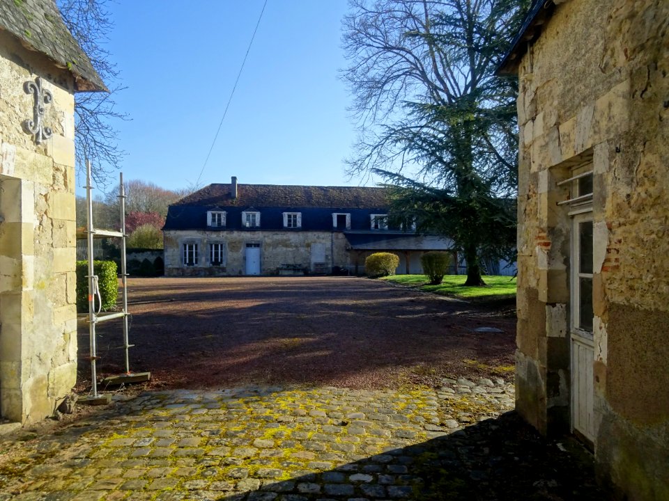Cour et bâtiments, non loin du château de la Mothe, Saint-… 