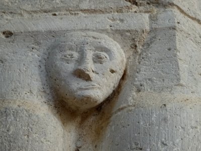 Tête sculpté dans une colonne, église Saint-Pierre, Chille… 