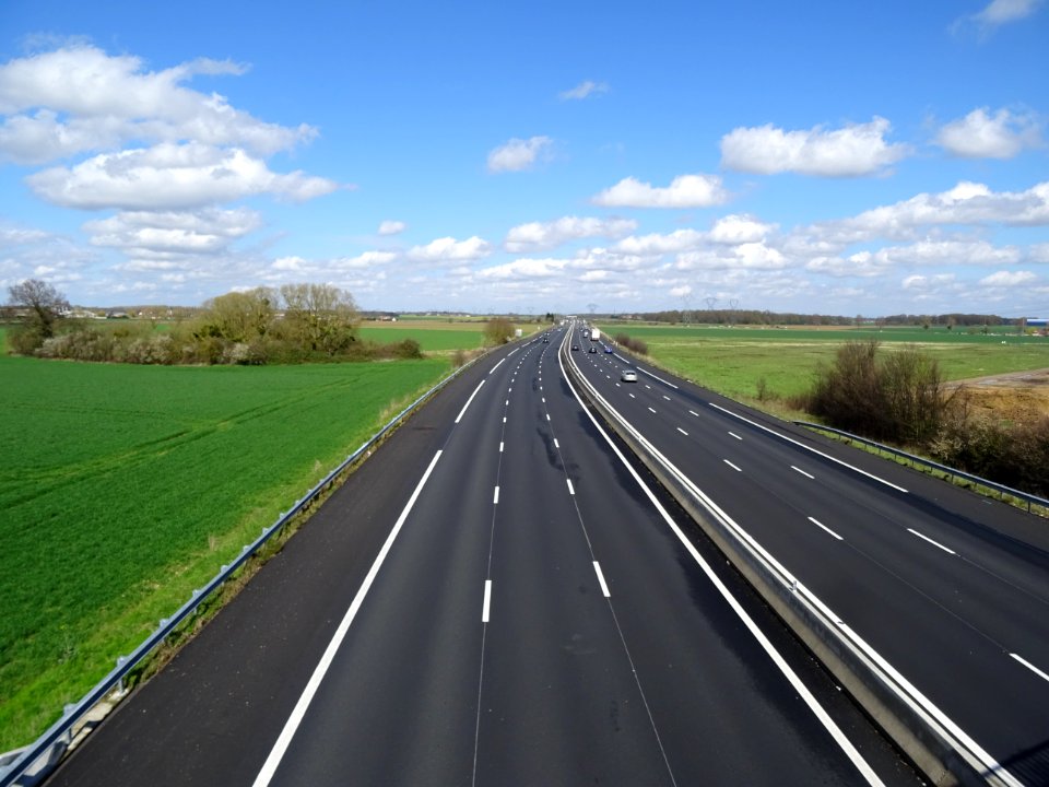 Au-dessus de l'autoroute A6, à la hauteur d'Auxonnettes, S… 