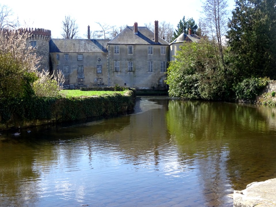Le château et l'Ecole (rivière), Milly-la-Forêt, Essonne 