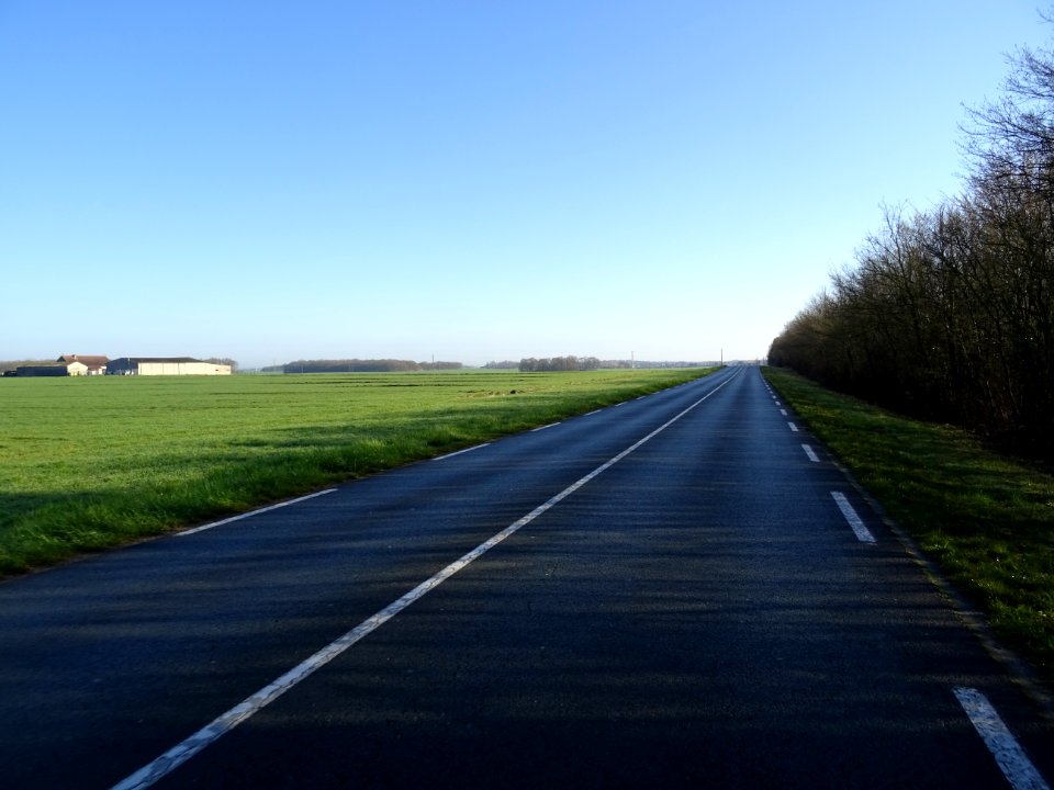 Grande ligne droite avant d'arriver à Saint-Lyé-la-Forêt, … 