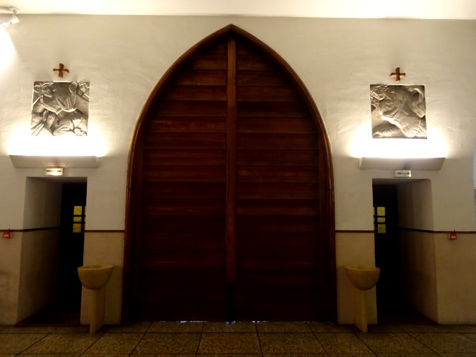 Porte, église Saint-Antoine-de-Padoue, 52 boulevard Lefebv… 