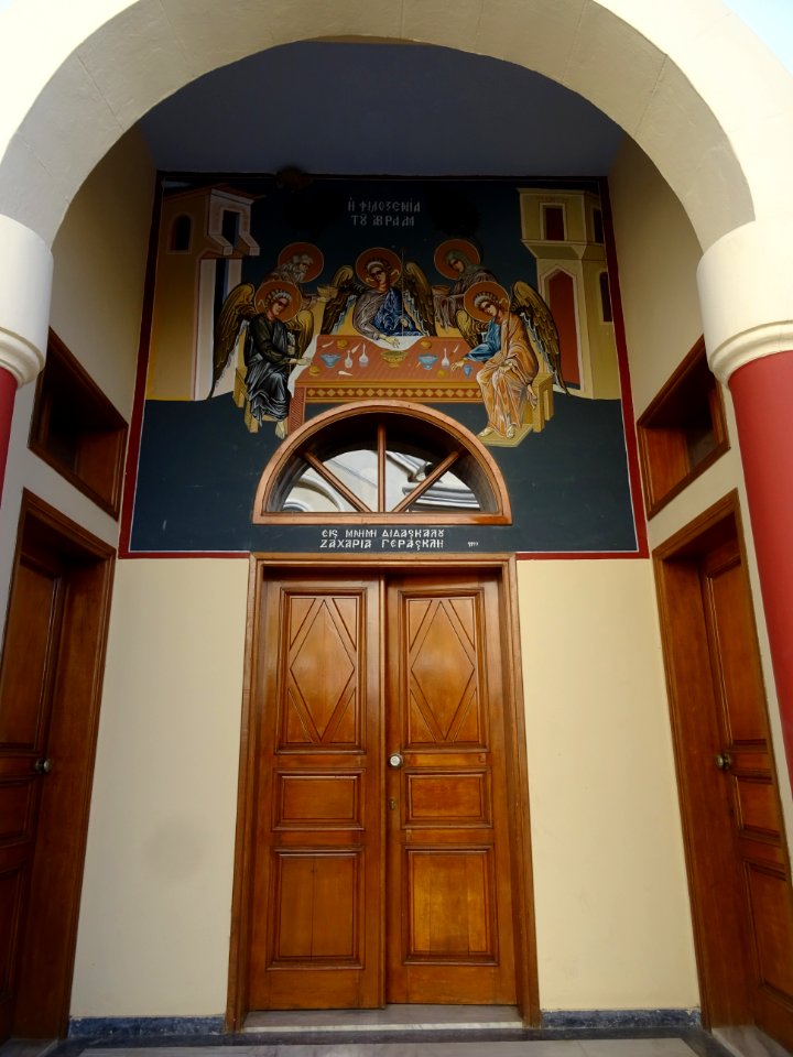 Porte et fresque sur la bâtiment en face de l'église ortho… 