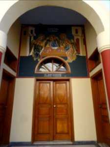 Porte et fresque sur la bâtiment en face de l'église ortho… 