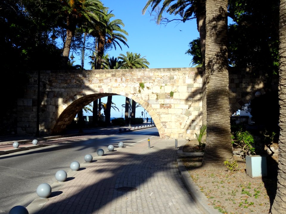 Le pont d'accès au château de Neratzia, ville de Kos, île … 