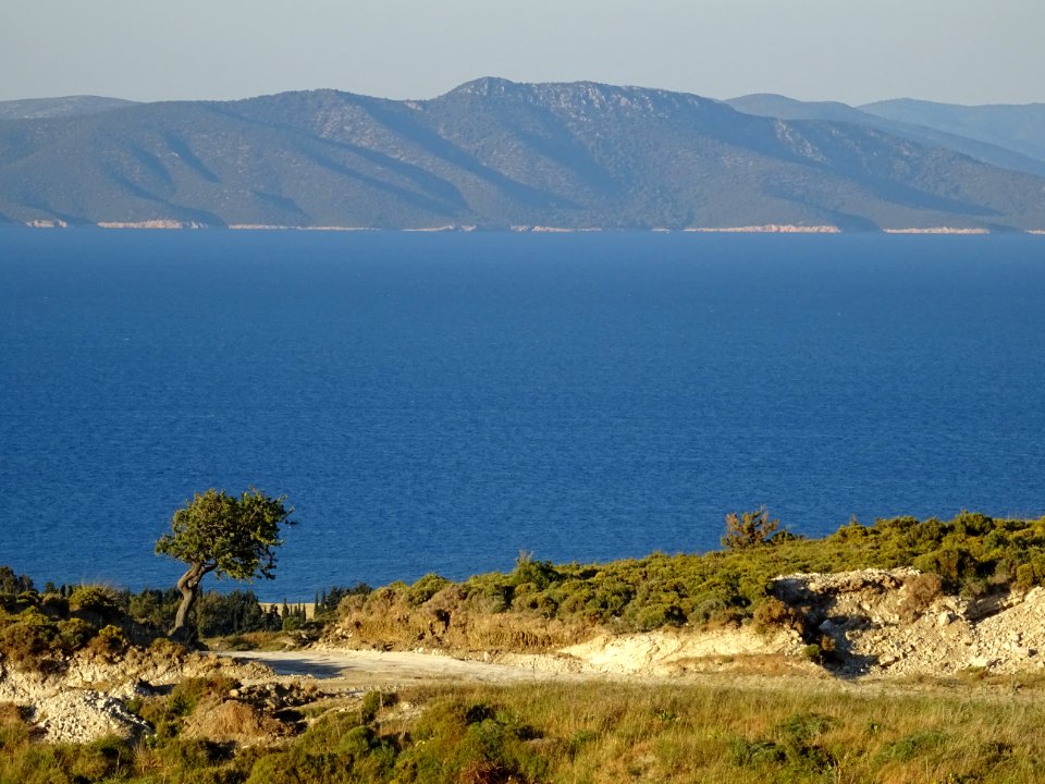 Descente vers la mer, région de Psalidi, île de Kos, en fa… 