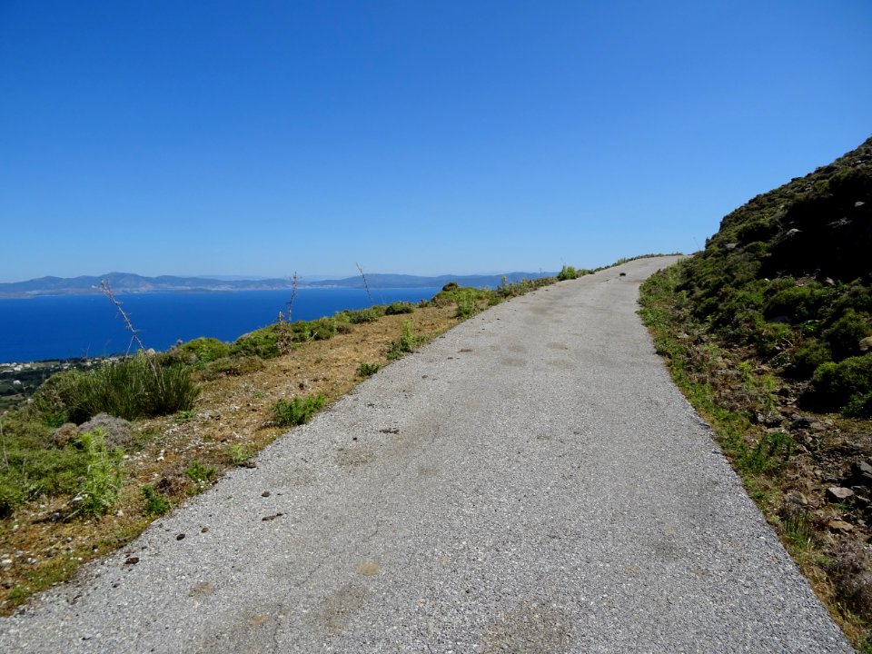 La route qui monte au mont Sympetro 