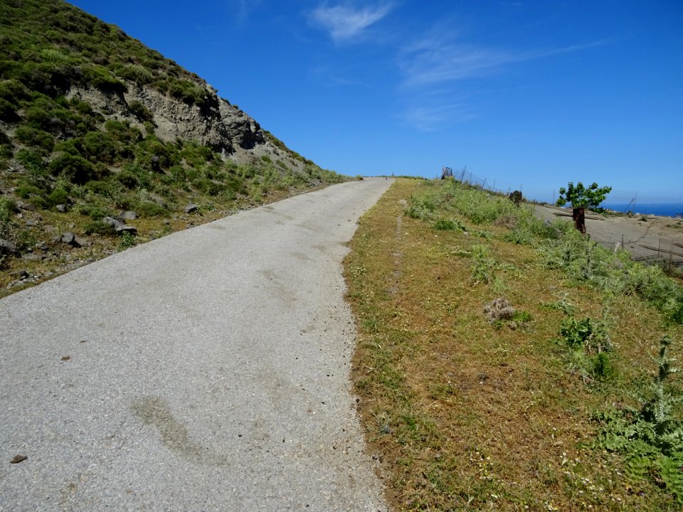 La route qui monte au mont Sympetro 