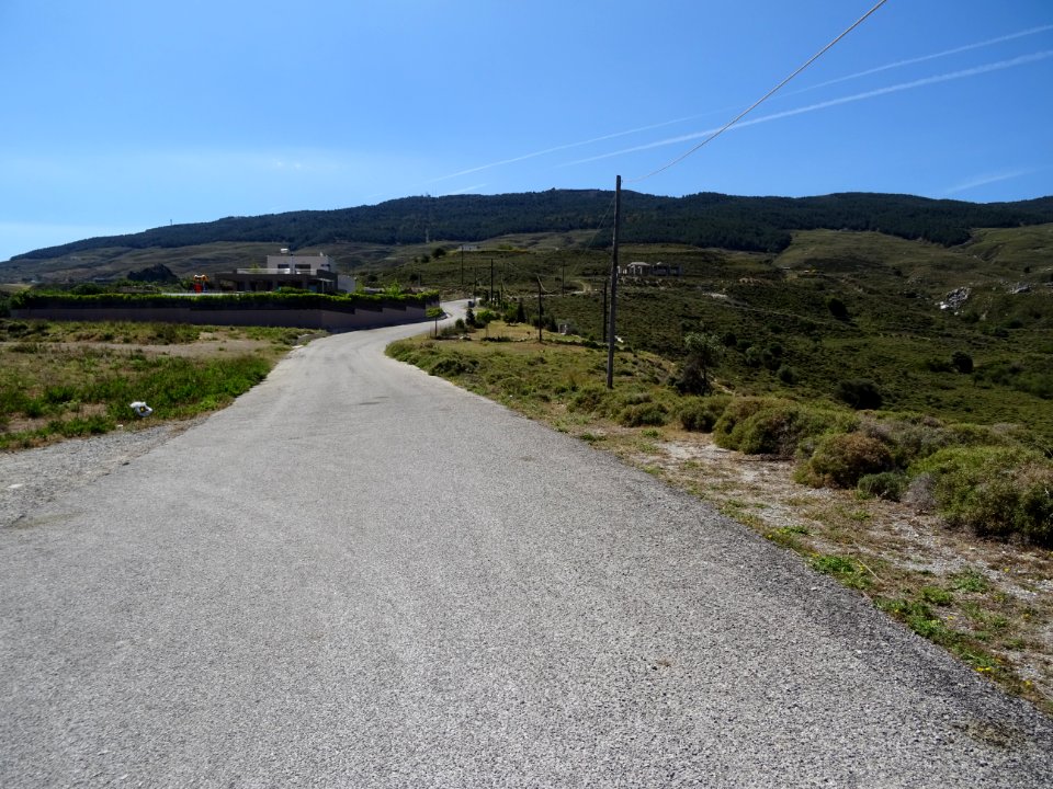 La route qui monte au mont Sympetro 