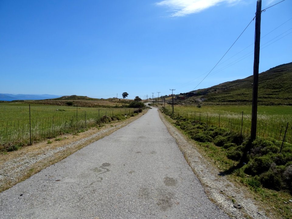 La route qui monte au mont Sympetro 