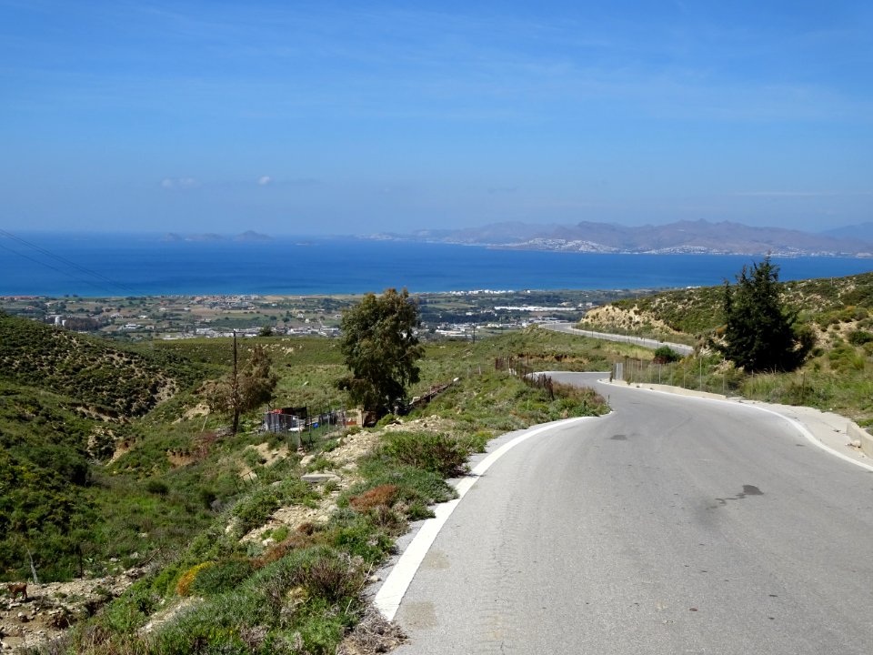 Les lacets de la route qui monte à Zia depuis Asclépiéion 
