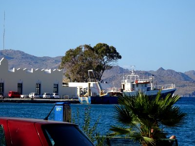 Un bâteau à quai dans le port de la ville de Kos, île de K… 