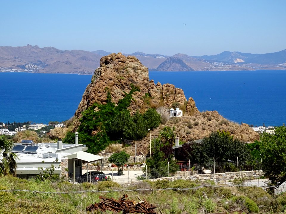 Maison, piton rocheux et petite église orthodoxe (modèle r… 