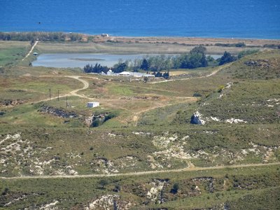 Depuis le mont Sympetro, vue sur l'hotel et la zone protég… 