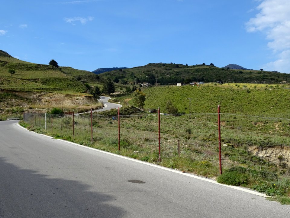 La route et ses lacets en allant de Platani à Zia 