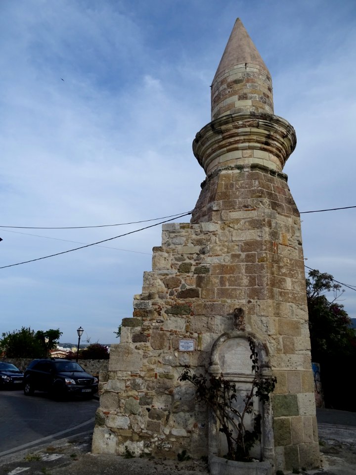 Minaret de l'ancienne mosquée Eski Cami, sur la Platia Dia… 