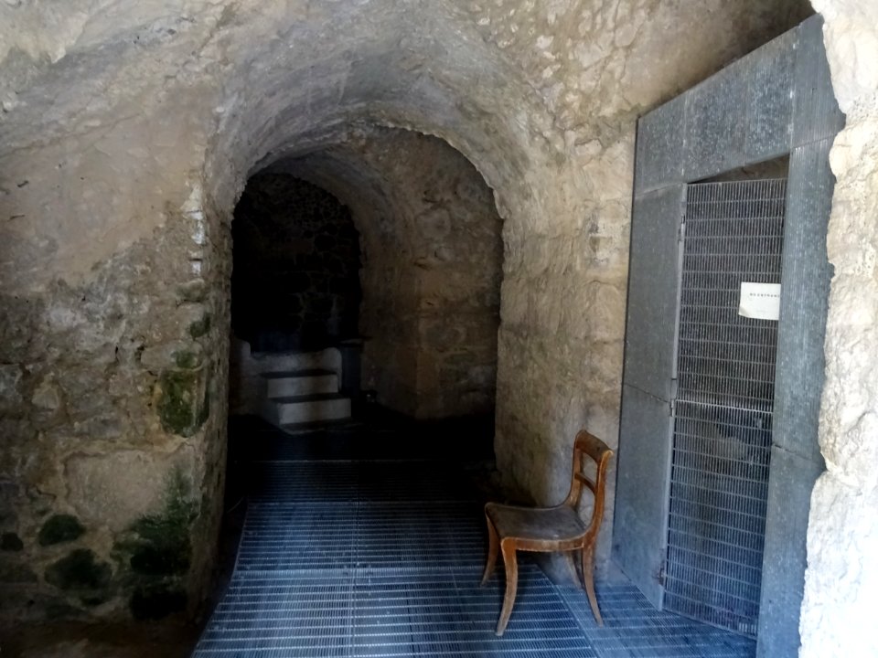 A travers les grilles, intérieur du minaret de l'ancienne … 