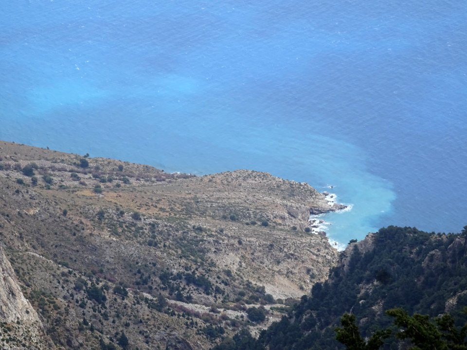 La côte Sud et la mer turquoise, vues depuis le Mont Dikeo… 