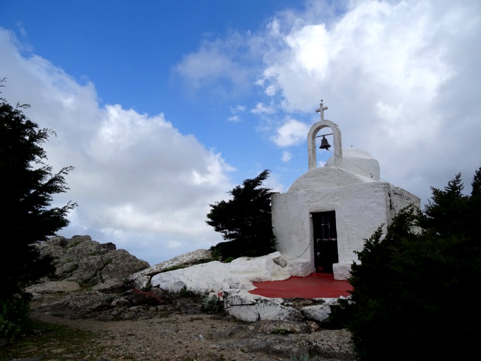 La chapelle Christos Dikaios (Christ le Juste) au sommet d… 