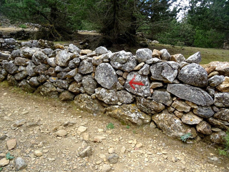 Fléchage du sentier vers le Mont Dikeos ou Dikaios 