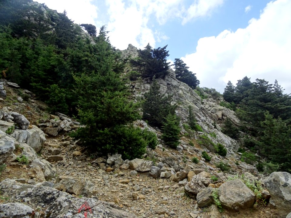 Fléchage du sentier vers le Mont Dikeos ou Dikaios 