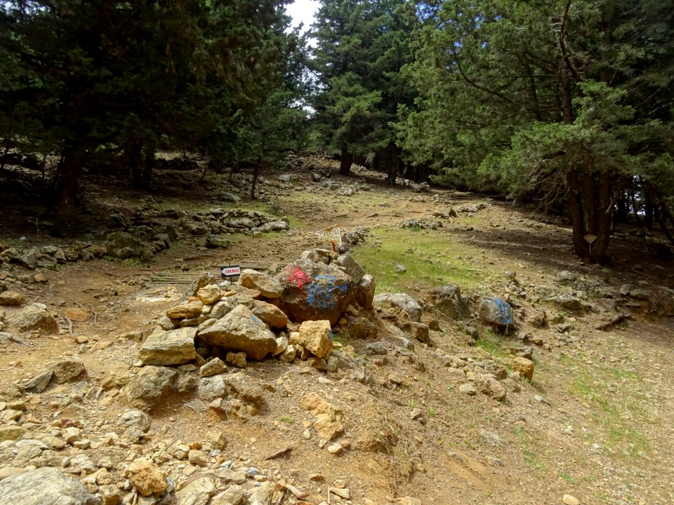 Départ du sentier pédestre qui monte au Mont Dikeos ou Dik… 