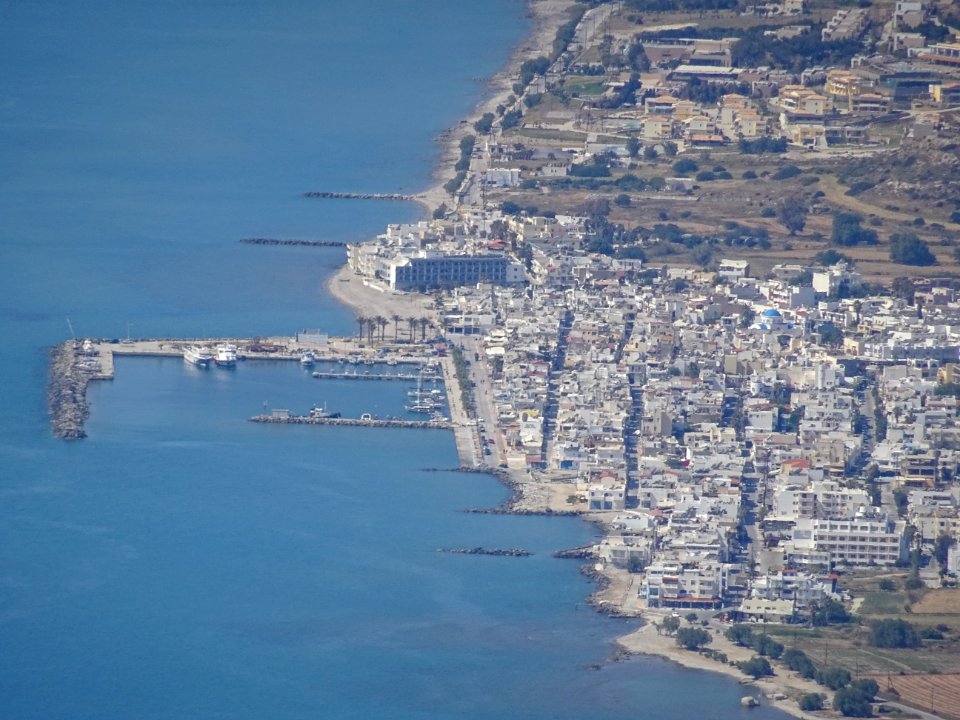 La ville balnéaire de Kardamena, vue depuis le mont Dikeos… 