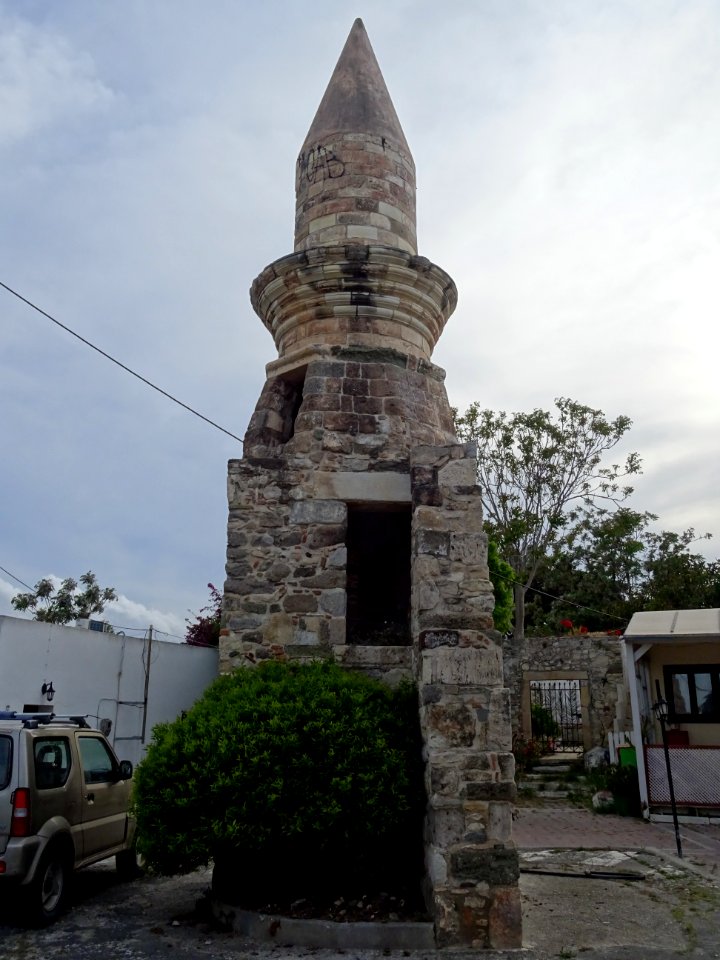 Minaret de l'ancienne mosquée Eski Cami, sur la Platia Dia… 