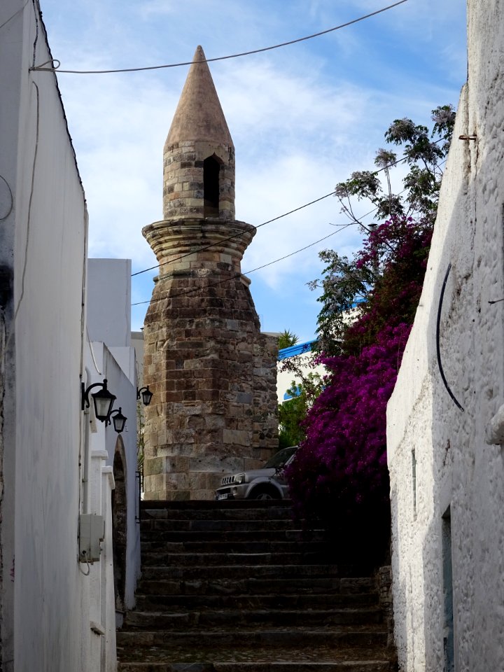 Minaret de l'ancienne mosquée Eski Cami, sur la Platia Dia… 