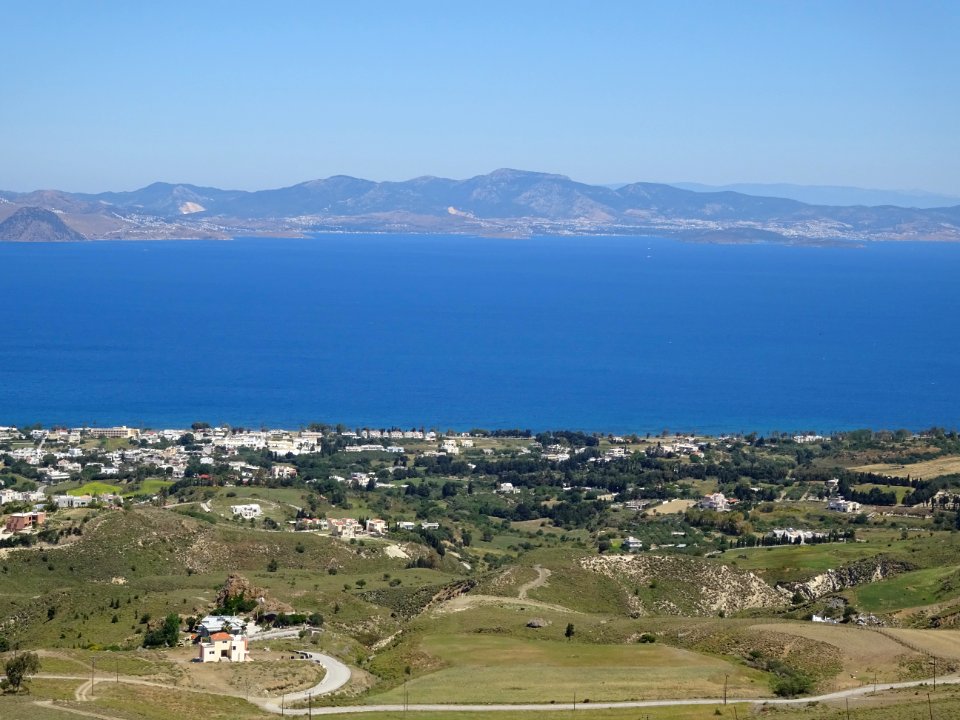 Depuis le mont Sympetro, vue sur la côte Est de l'île de K… 