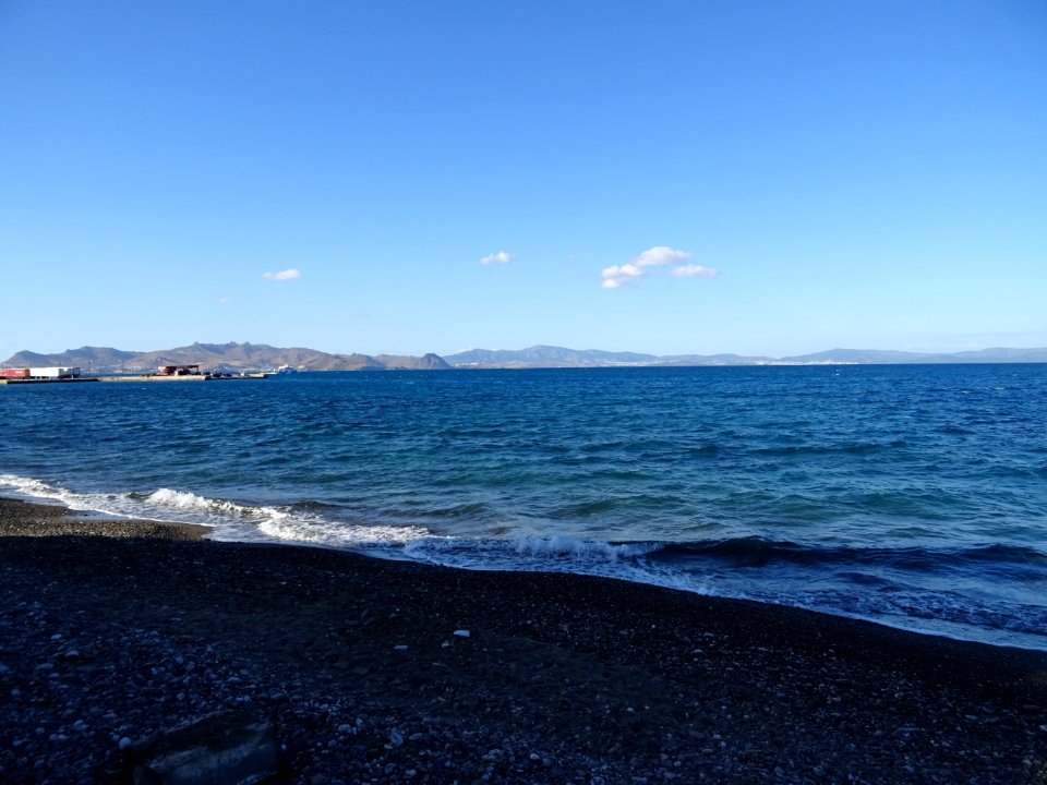 La plage de galets noirs à la sortie de la ville de Kos, î… 